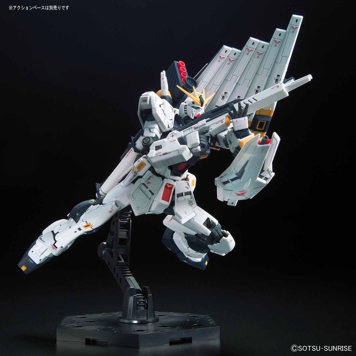 Gundam 1/144 RG #32 Char's Counterattack RX-93 v Nu Gundam Model Kit